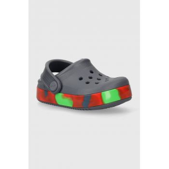 Crocs slapi copii OFF COURT GLOW BAND CLOG culoarea gri