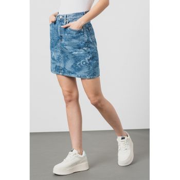 Fusta scurta din denim cu croiala dreapta si model logo si grafic