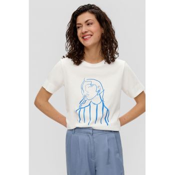 Tricou cu imprimeu si decolteu la baza gatului