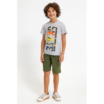 Set de pantaloni scurti si tricou cu imprimeu