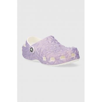 Crocs slapi copii CLASSIC IRIDESCENT GEO CLOG culoarea violet