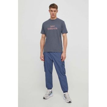 New Balance tricou din bumbac barbati, culoarea gri, cu imprimeu, MT41582GT