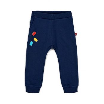 Lego pantaloni de trening din bumbac pentru copii culoarea albastru marin, cu imprimeu