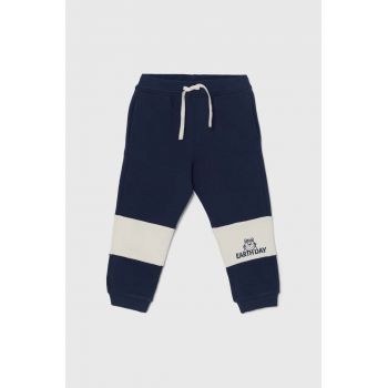 United Colors of Benetton pantaloni de trening din bumbac pentru copii culoarea albastru marin, cu imprimeu