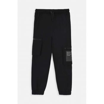 Coccodrillo pantaloni de trening pentru copii culoarea negru, cu imprimeu