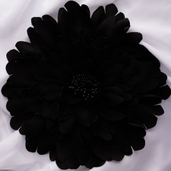 Brosa floare neagra cu multe petale si diametru de 20 cm, cu clips pentru par