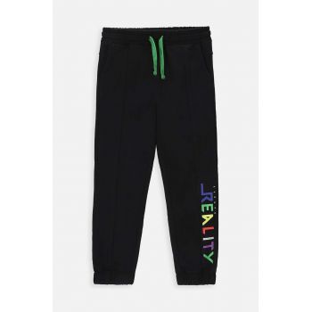 Coccodrillo pantaloni de trening din bumbac pentru copii culoarea negru, cu imprimeu