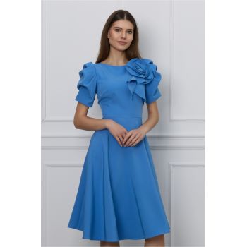 Rochie office bleu cu umeri bufanti si aplicatie florala 3D