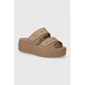 Crocs papuci Brooklyn Low Wedge Sandal femei, culoarea maro, cu platforma, 207431