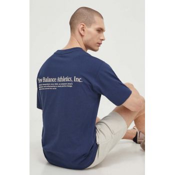 New Balance tricou din bumbac barbati, culoarea albastru marin, cu imprimeu, MT41588NNY ieftin