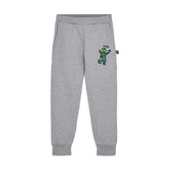 Lego pantaloni de trening din bumbac pentru copii culoarea gri, cu imprimeu