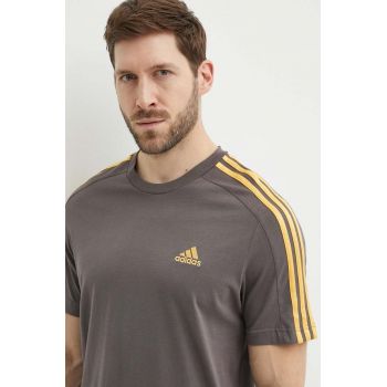 adidas tricou din bumbac barbati, culoarea gri, cu imprimeu, IS1334 ieftin