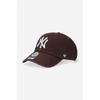 47brand șapcă MLB New York Yankees culoarea maro, cu imprimeu B-RGW17GWSNL-BW de firma originala