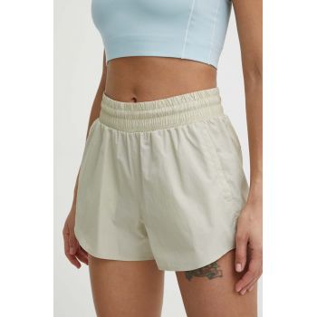 Under Armour pantaloni scurți de antrenament Flex culoarea bej, neted, high waist