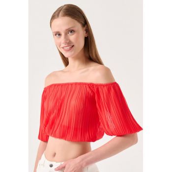 Bluza crop cu decolteu pe un umar la reducere