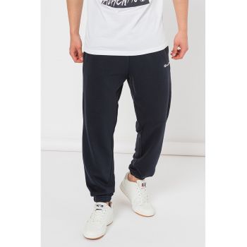 Pantaloni de trening cu model uni si detaliu logo