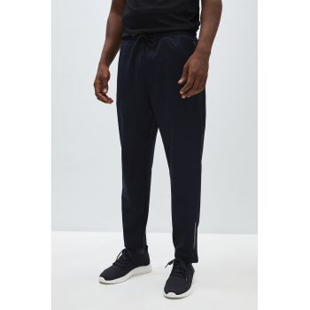 Pantaloni de trening cu snur de ajustare si elemente reflectorizante