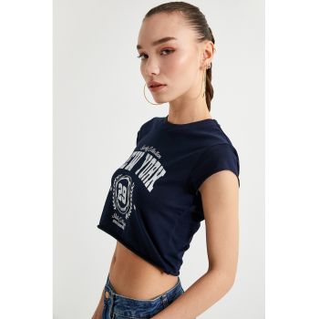 Tricou crop cu decolteu la baza gatului