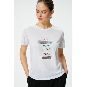 Tricou cu decolteu la baza gatului si imprimeu text