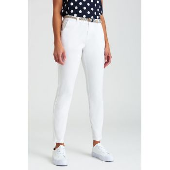 Pantaloni crop cu o curea impletita