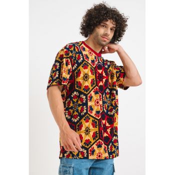 Tricou cu decolteu la baza gatului si model grafic