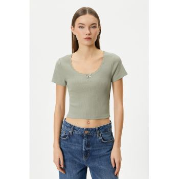 Tricou crop striat cu insertii din dantela si detaliu cu funda