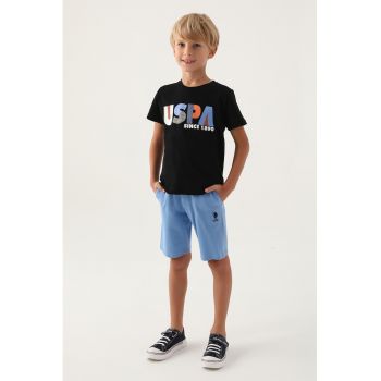 Set de pantaloni scurti cu buzunare laterale si tricou cu imprimeu logo la reducere