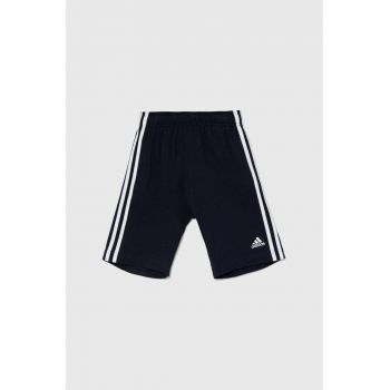 adidas pantaloni scurți din bumbac pentru copii U 3SN SHO culoarea albastru marin, cu imprimeu, HY4717