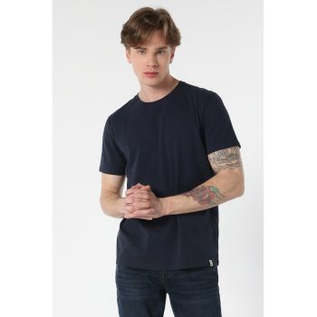 Tricou regular fit cu decolteu la baza gatului