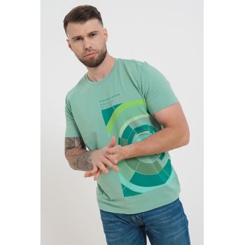 Tricou cu decolteu la baza gatului si imprimeu grafic