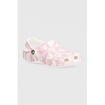 Crocs slapi copii Classic Duke Print Clog culoarea roz