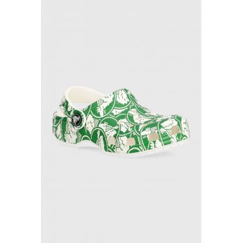 Crocs slapi copii Classic Duke Print Clog culoarea verde