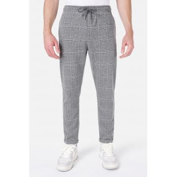 Pantaloni slim fit cu model in carouri