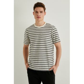 Tricou cu decolteu la baza gatului si model in dungi