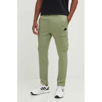 adidas pantaloni de trening City Escape culoarea verde, cu imprimeu, IV7419 de firma originali