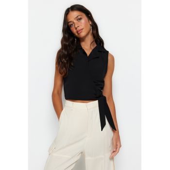 Bluza crop petrecuta cu revere decupate la reducere