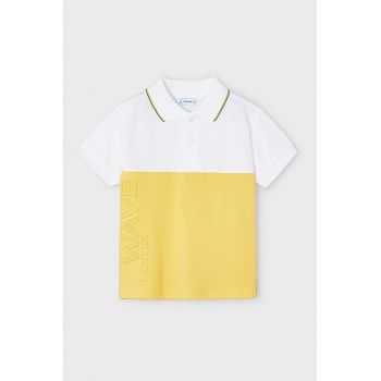 Tricou polo cu text in relief