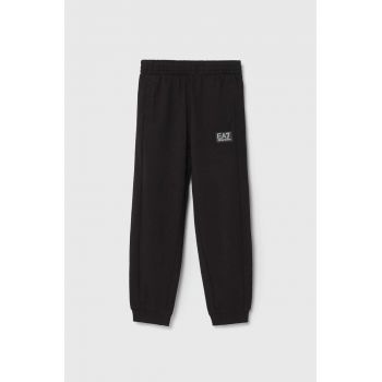 EA7 Emporio Armani pantaloni de trening din bumbac pentru copii culoarea negru, cu imprimeu, 6DBP59 BJ05Z