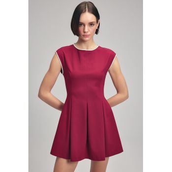 Rochie mini evazata cu garnituri contrastante