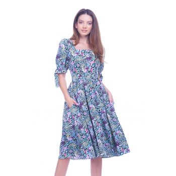 Rochie cu model floral si buzunare laterale la reducere