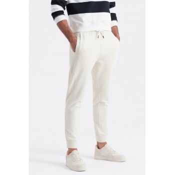 Pantaloni de trening cu croiala conica si snur de ajustare