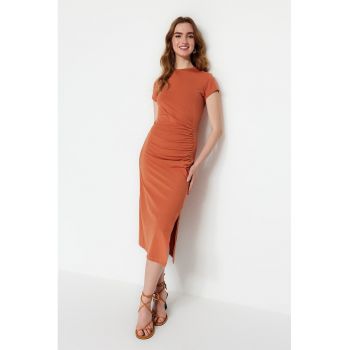 Rochie cu croiala bodycon si slit lateral