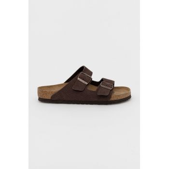 Birkenstock papuci din nubuc Arizona culoarea maro