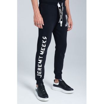 Pantaloni de trening din amestec de bumbac cu model grafic si logo