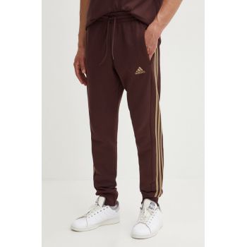 adidas pantaloni de trening din bumbac Essentials culoarea maro, cu imprimeu, IW7681