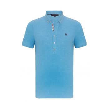 Tricou polo cu guler fixat cu nasturi