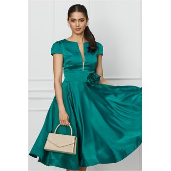 Rochie verde din satin cu trandafir in talie