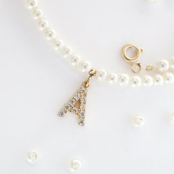 Colier cu perle de sticla de 3 mm, inițială din aur pavata cu cristale si închidere din aur ieftin