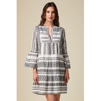 Rochie evazata cu model geometric