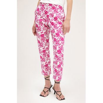 Pantaloni crop cu model floral la reducere